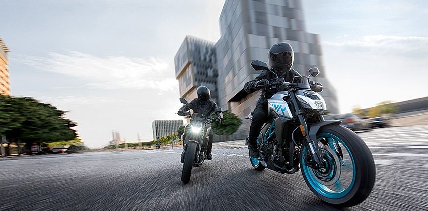 CFMoto 250 NK Riding