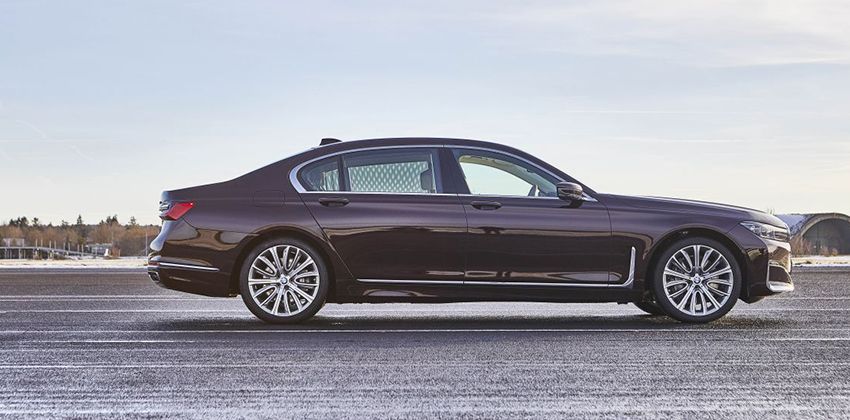 New BMW 7 Series plug-in hybrid - side profile