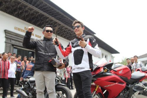 MotoGP: Ke Bandung, Marc Marquez Diberi “Jimat” dan Bikin Penggemarnya Histeris