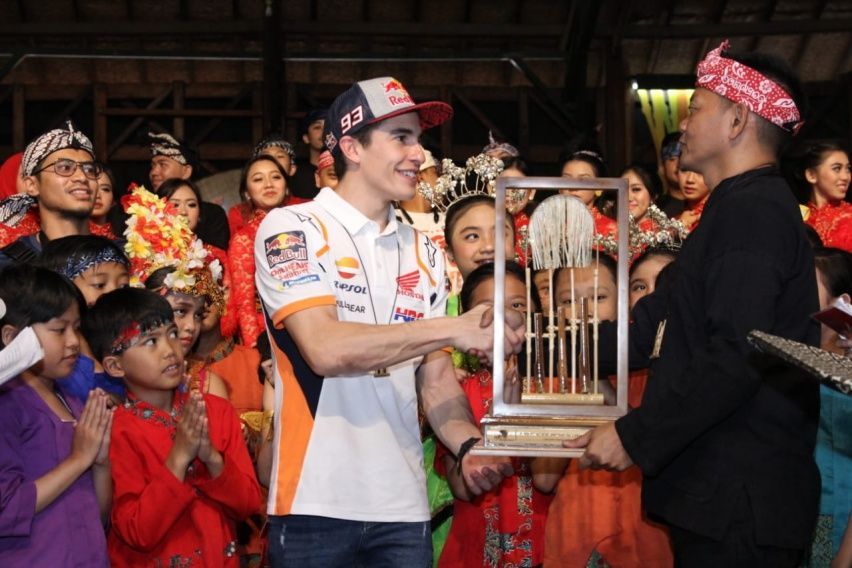 MotoGP: Main Angklung, Marc Marquez Menikmati Kearifan Lokal Bandung