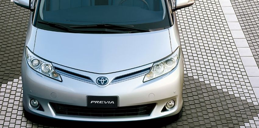 Toyota Previa Front View