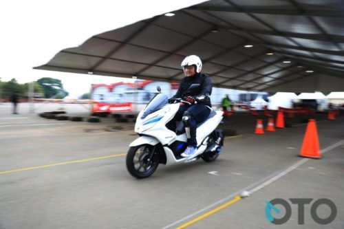 First Ride Honda PCX Electric: Bagaimana Rasanya Mengendarai Skutik Listrik?