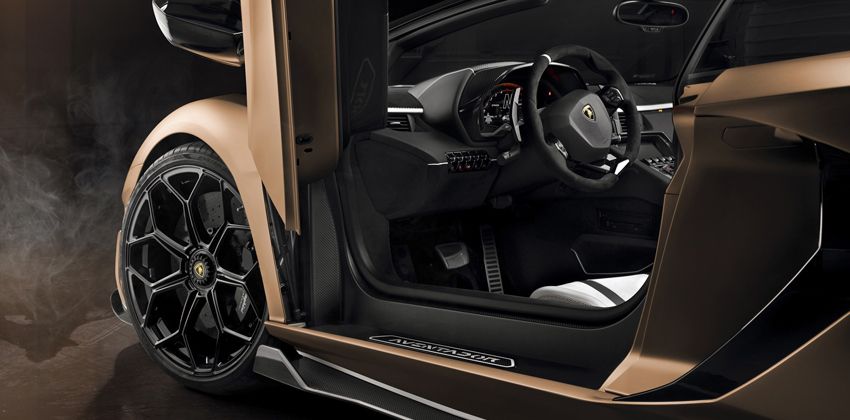 Lamborghini Aventador SVJ Roadster cabin