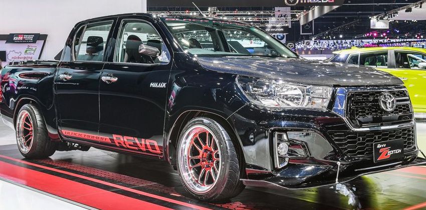 Hilux Revo Z Edition Black Mamba side