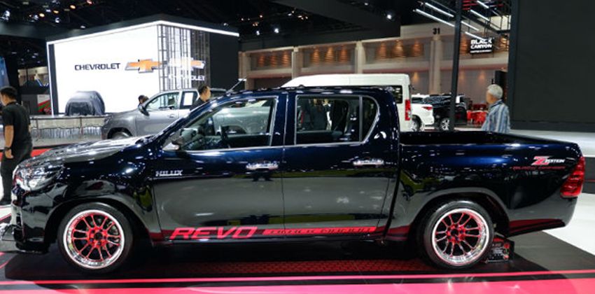 Hilux Revo Z Edition Black Mamba side