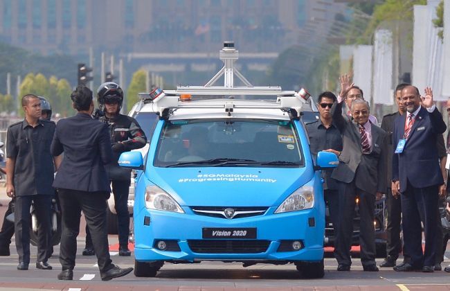 Autonomous Proton Exora took Malaysian PM for a ride