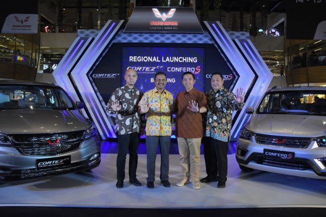 2019/05/Jajaran-Manajemen-Wuling-Motors-dan-PT-Arista-Jaya-Lestari-dalam-Peluncuran-Cortez-CT-Confero-S-ACT-di-Bandung.jpg