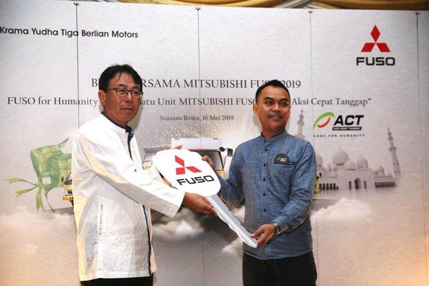 Mitsubishi Fuso Serahkan Dump Truck FJ 4x2 untuk Aksi Cepat Tanggap