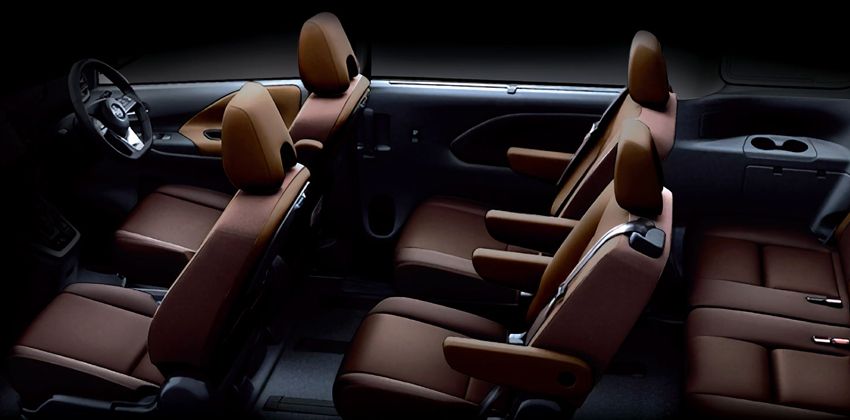 Nissan Serena interior