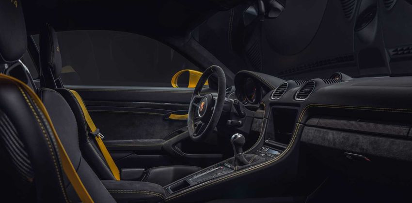 Porsche 718 Cayman GT4 Cabin