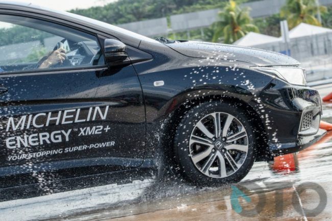 2019/06/ResizeMichelin-Ban-Baru-Hujan-Tips-Driving-Safety-Pengereman-Braking9.jpg