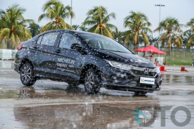 2019/06/ResizeMichelin-Ban-Baru-Hujan-Tips-Driving-Safety-Pengereman-Braking11.jpg