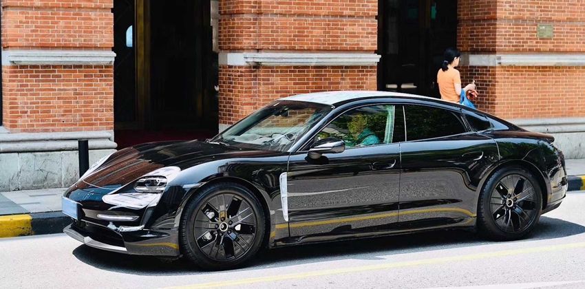 Porsche Taycan Front