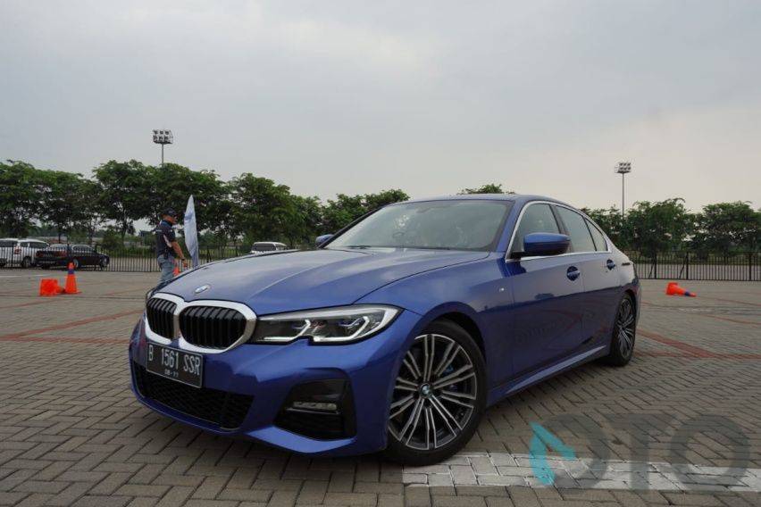 Kenali Perbedaan BMW 320i Sport dan 330i M Sport