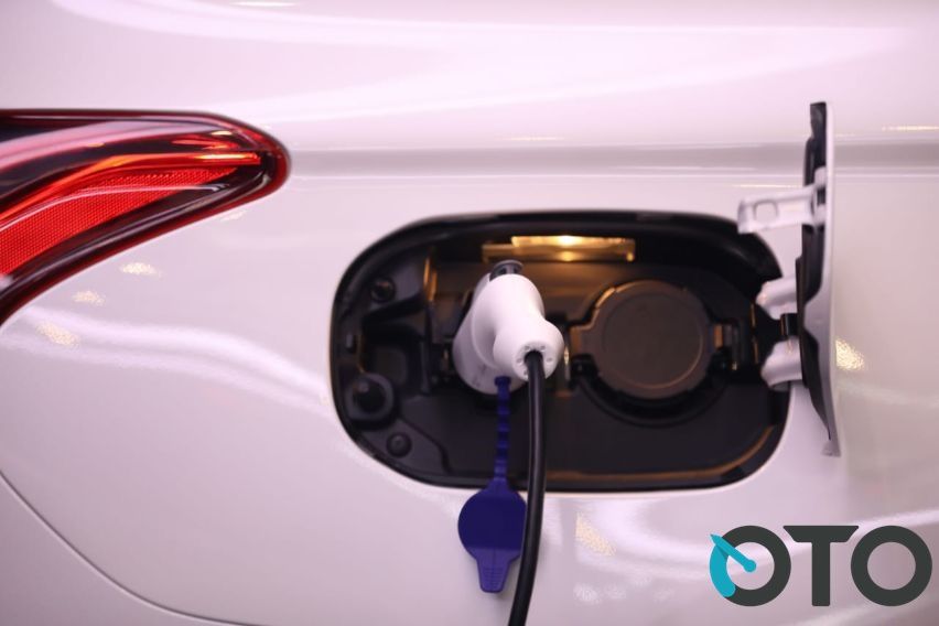 Pengisian daya Outlander PHEV