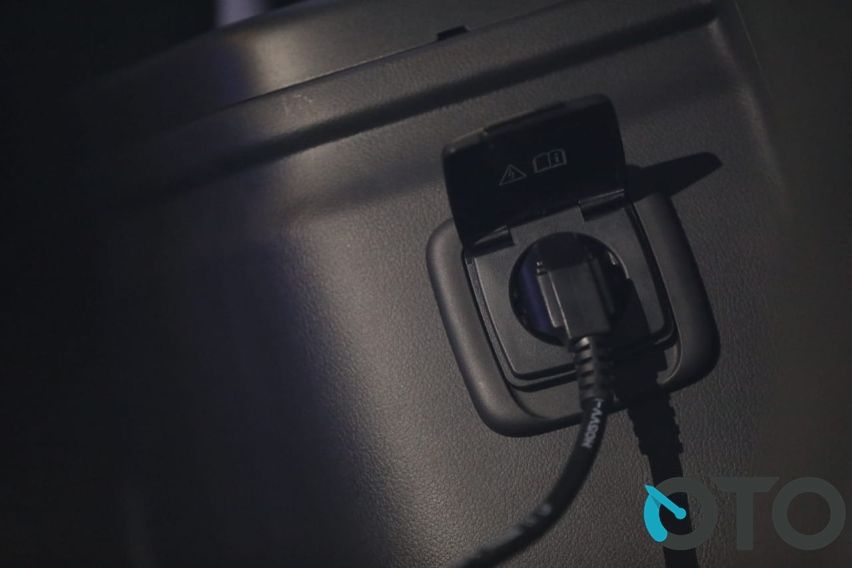 Power outlet penyedia aliran listrik Outlander PHEV