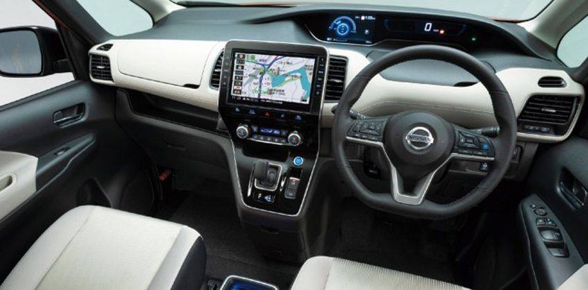 Facelifted Nissan Serena cabin