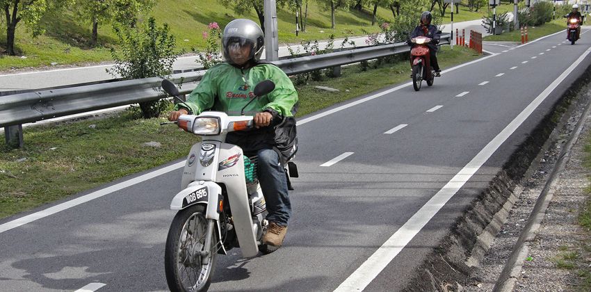 Malaysian motorcyclists left-lane restrictions