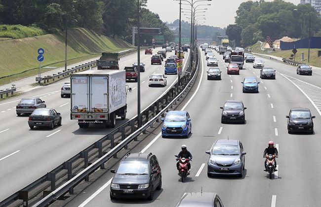Malaysian motorcyclists now restricted to the left lane on the highway 