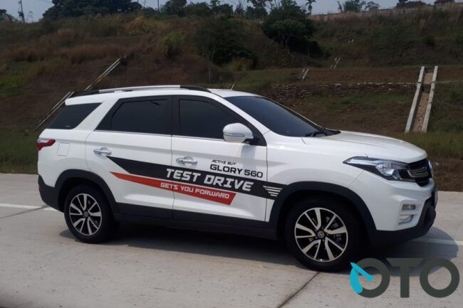 Menguji Kelapangan Kursi Penumpang DFSK Glory 560 Menguji Kelapangan Kursi Penumpang DFSK Glory 560