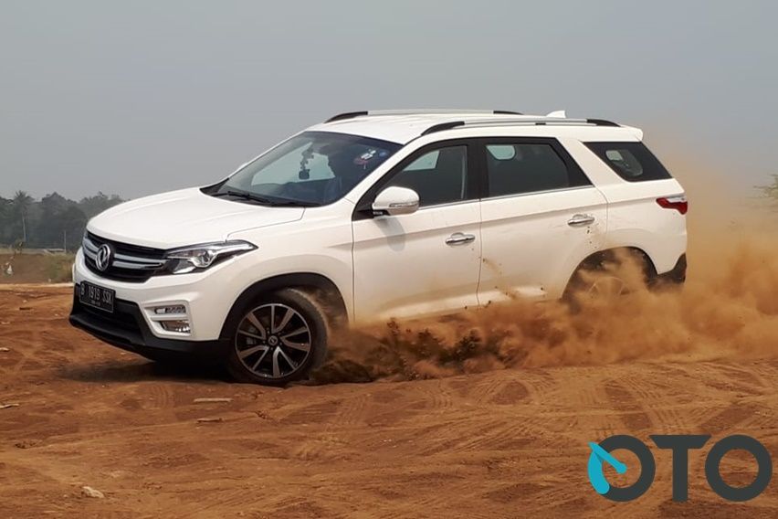 DFSK Glory 560 punya ground clearing, suspensi dan handling yang mendukung banyak kontur jalan