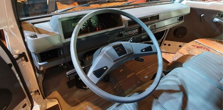 2019 Mitsubishi L300 Cabin