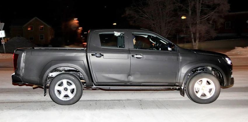 Third-gen Isuzu D-Max SIDE