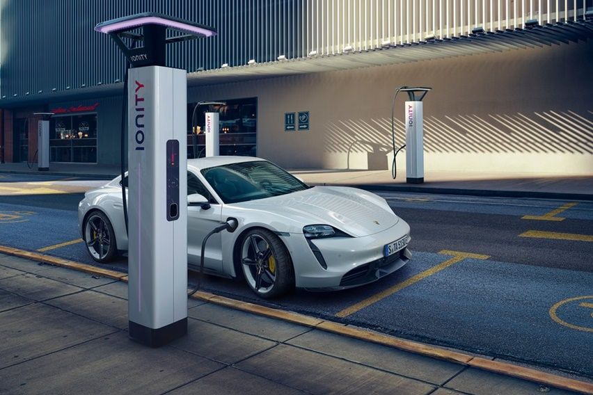 mobil listrik taycan