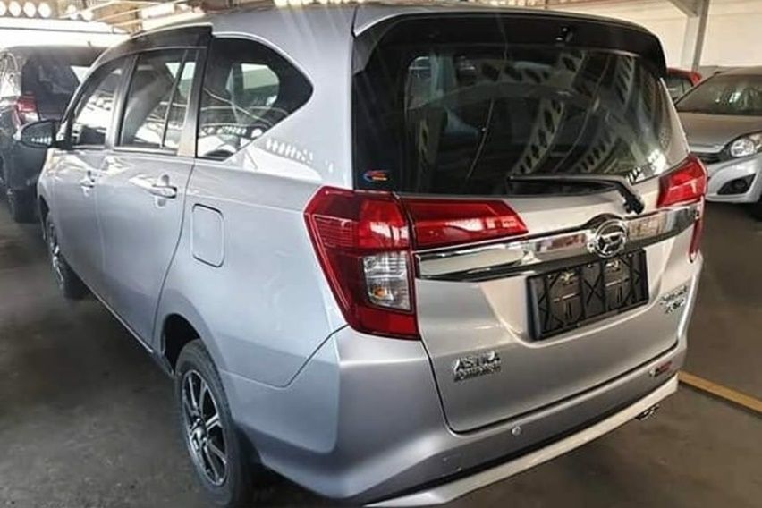 sigra tampak belakang