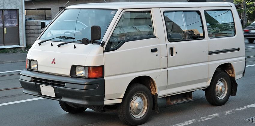 Mitsubishi Express front