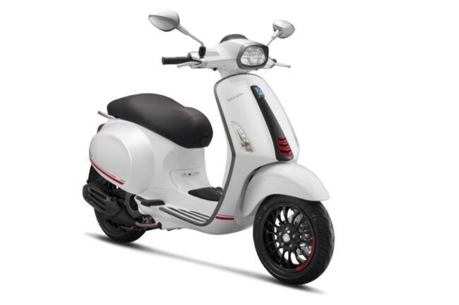 2019/09/ResizeVespa-Sprint-Carbon-White-Innocenza-Diagonal-View-2.jpg