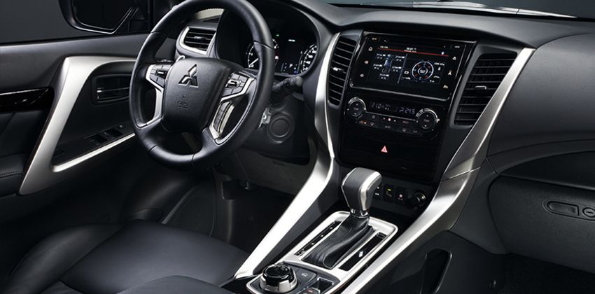 Mitsubishi Montero Sport dash