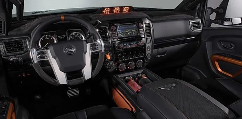2020 Nisan Titan interior