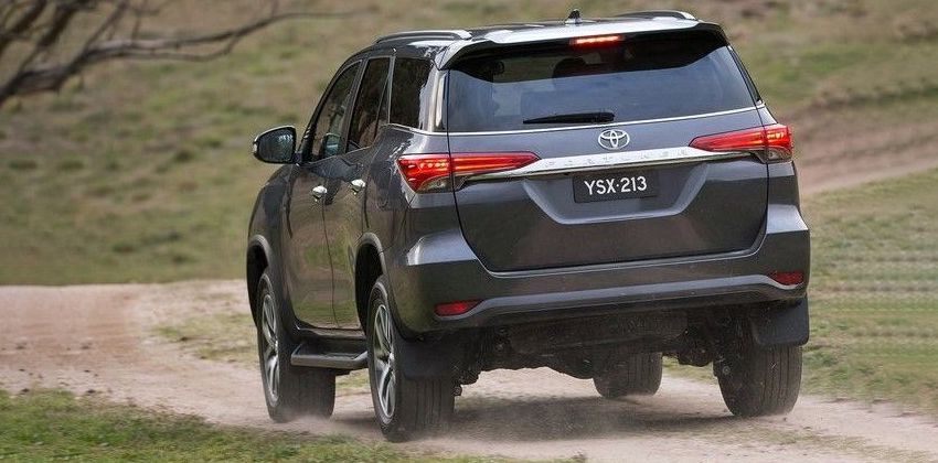 Toyota Frotuner side rear