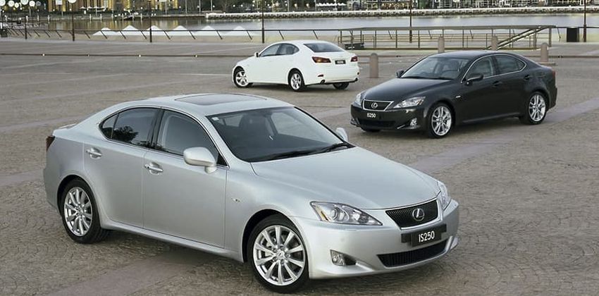 Lexus IS front