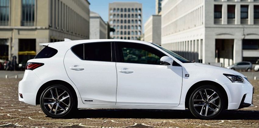 Lexus CT200h side