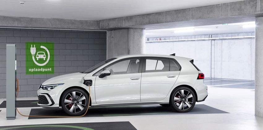 Volkswagen Golf side