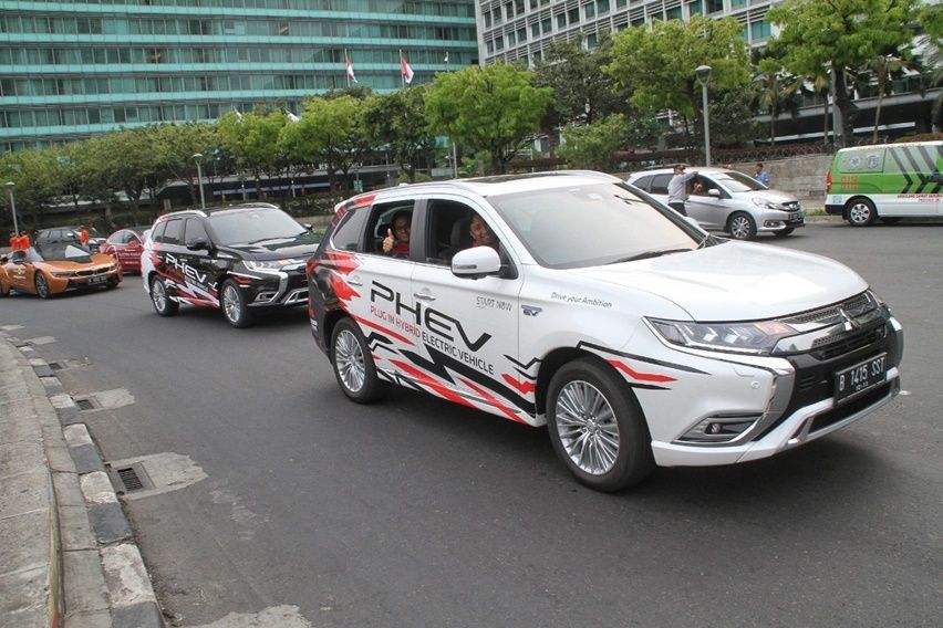 Mitsubishi Ramaikan Sosialisasi Kendaraan Listrik di Ajang Jakarta Langit Biru