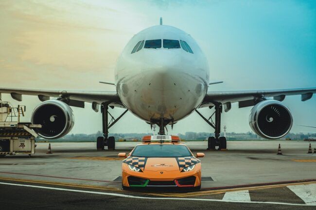 Lamborghini Huracan RWD Jadi Kendaraan Pemandu Pesawat Lamborghini Huracan RWD Jadi Kendaraan Pemandu Pesawat