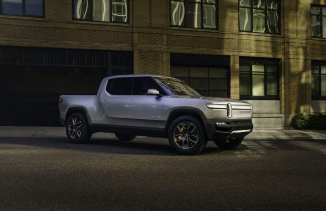 All-electric Rivian R1T demonstrates “tank turn” feature
