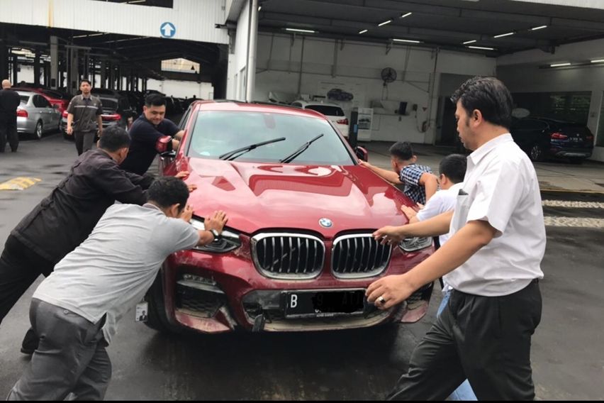 BMW Astra mengevakuasi BMW yang kena banjir