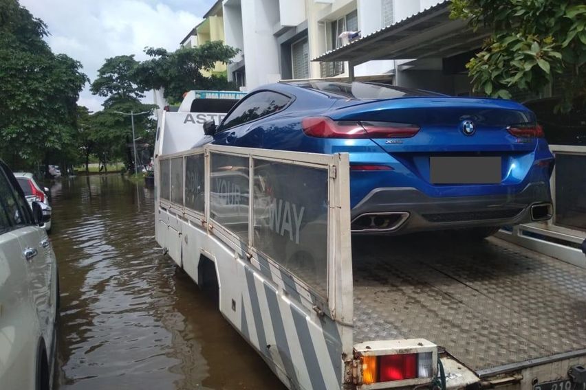 BMW dievakuasi dari lokasi banjir