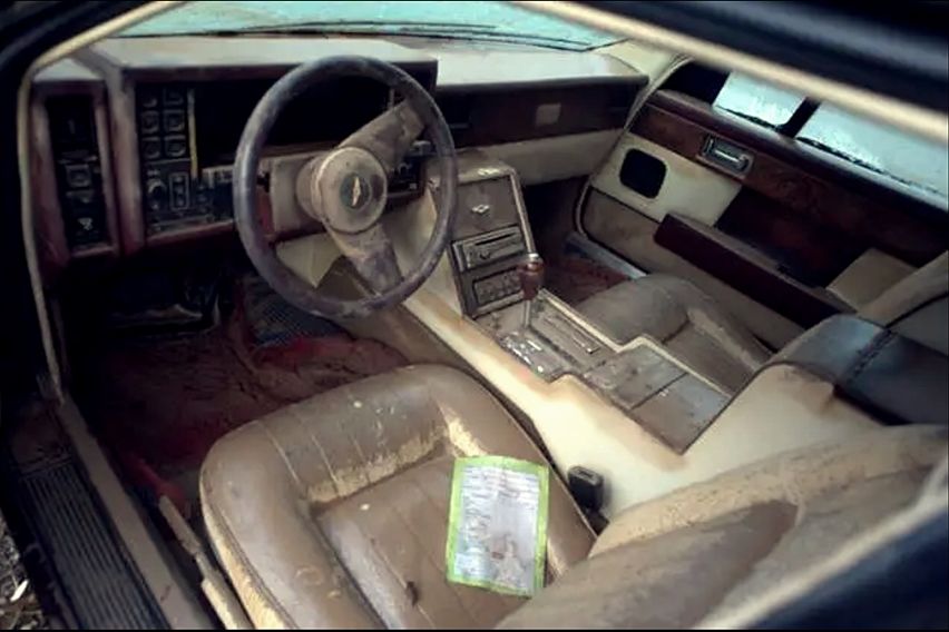 Kabin mobil setelah terendam banjir