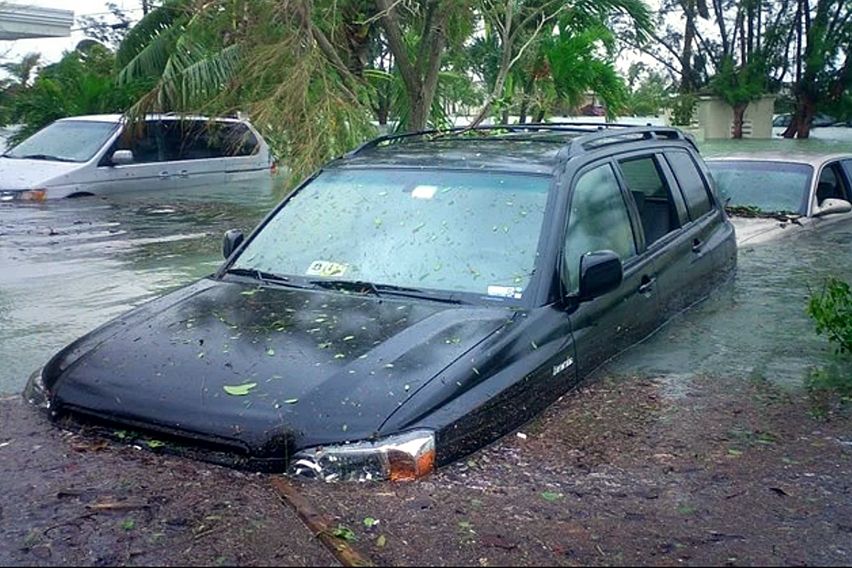 Mobil terendam air banjir