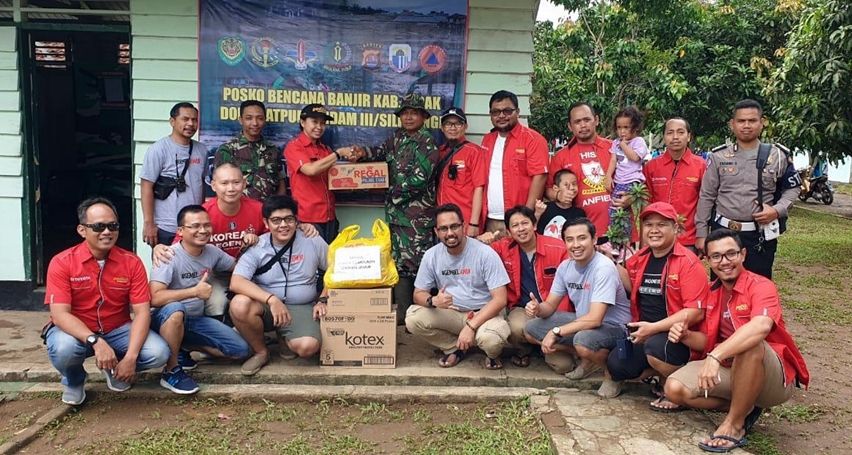 Innova Community donasi banjir di Lebak Banten