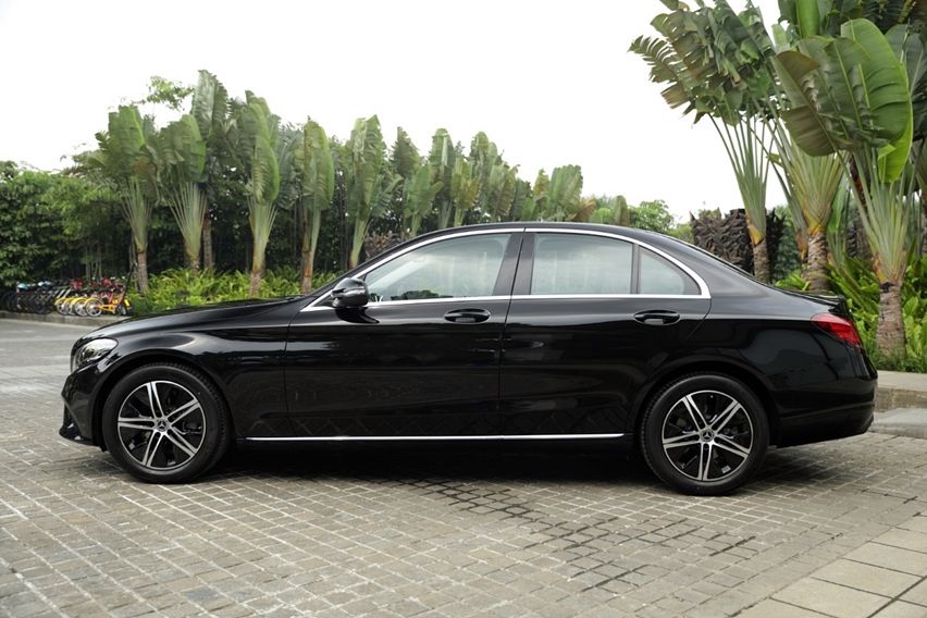 Eksterior samping Mercedes-Benz C180