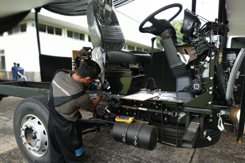 Teknisi mekanik truk Mercedes-benz