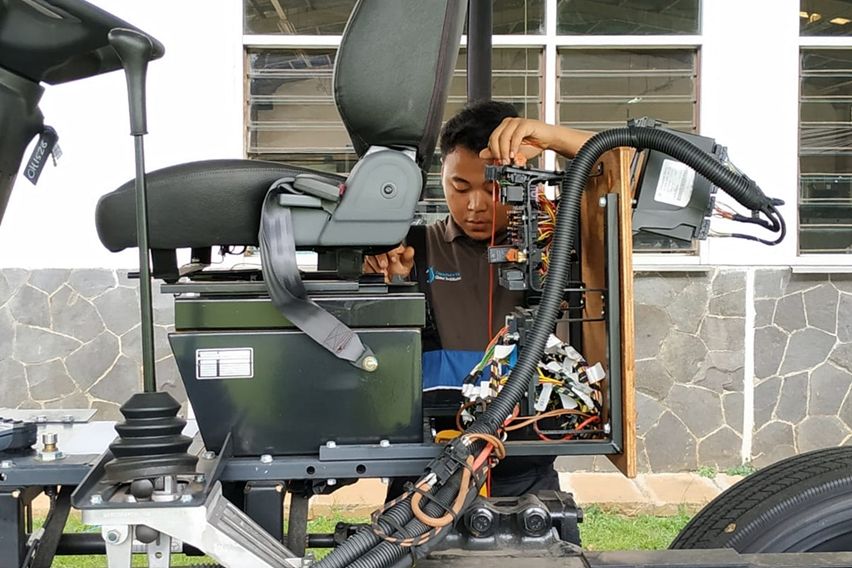 Peserta kontek teknisi truk dan bus Mercedes-Benz