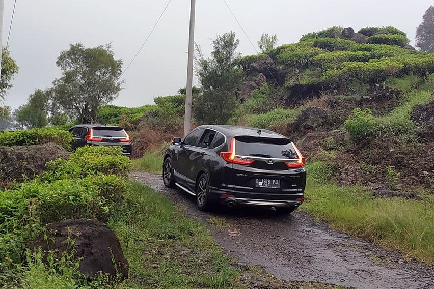 Honda CR-V melewati jalan tanah