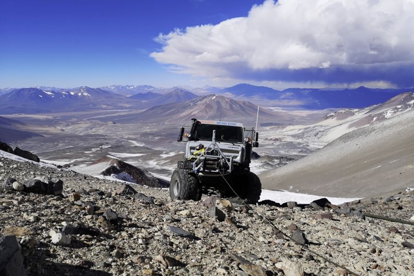 Kendaraan segala medan Unimog mendaki gunung api
